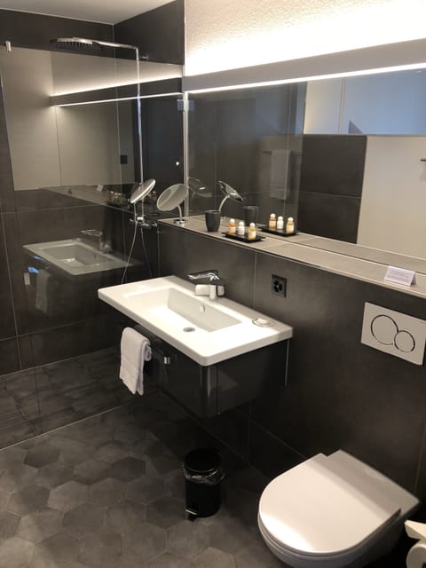 Shower, rainfall showerhead, free toiletries, hair dryer