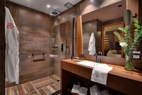 Maisonette | Bathroom | Shower, hydromassage showerhead, designer toiletries, hair dryer