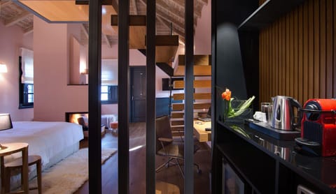 Deluxe Family Suite | 1 bedroom, Egyptian cotton sheets, premium bedding, free minibar items