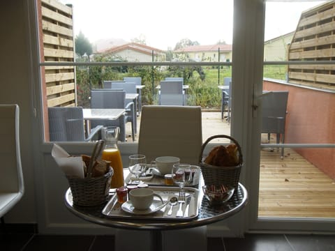 Free daily continental breakfast