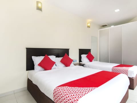Deluxe Triple Room | Desk, WiFi (free), bed sheets