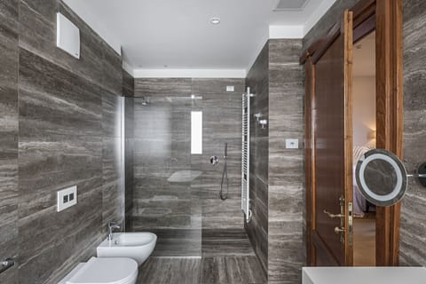 Suite, Lakeside | Bathroom | Free toiletries, hair dryer, bathrobes, slippers