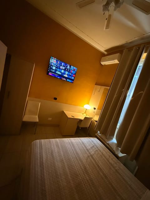 Single Room | Desk, laptop workspace, soundproofing, free WiFi