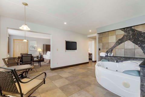 Suite, 1 King Bed, Non Smoking, Hot Tub | Premium bedding, pillowtop beds, desk, laptop workspace