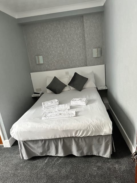 Traditional Double or Twin Room, 1 Double Bed, Partial Sea View | Desk, iron/ironing board, bed sheets