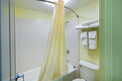 Combined shower/tub, free toiletries, hair dryer, towels