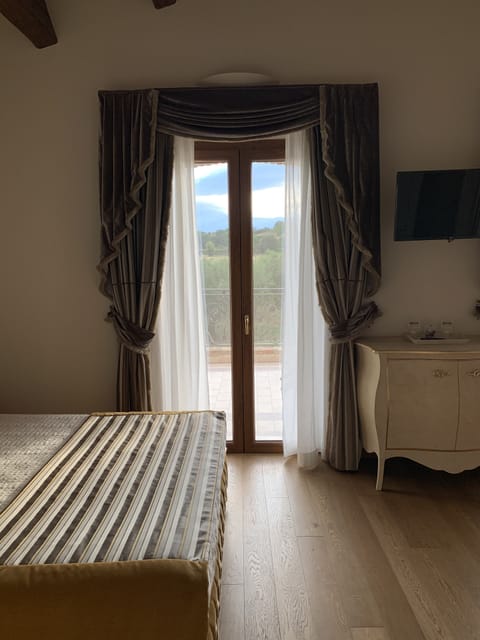 Deluxe Suite, Jetted Tub, Mountain View | Premium bedding, down comforters, pillowtop beds, minibar