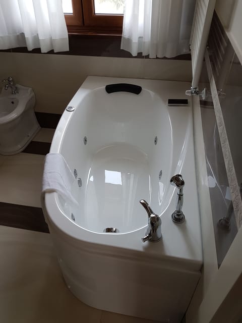 Deluxe Suite, Jetted Tub, Mountain View | Jetted tub