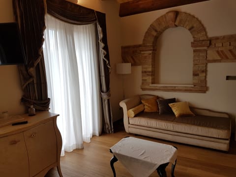 Deluxe Suite, Jetted Tub, Mountain View | Living area | Flat-screen TV, table tennis