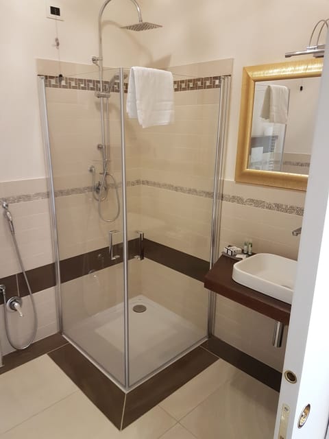 Comfort Double Room, Accessible, Vineyard View | Bathroom | Shower, free toiletries, hair dryer, bidet