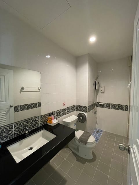 Deluxe Double Room | Bathroom | Shower, free toiletries, hair dryer, towels