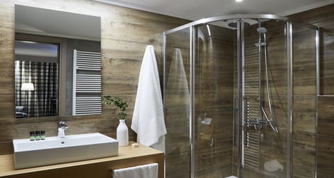 Junior Suite | Bathroom | Shower, eco-friendly toiletries, hair dryer, bathrobes