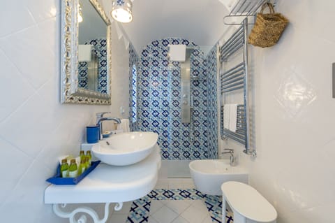 Superior Double Room | Bathroom | Shower, free toiletries, hair dryer, slippers