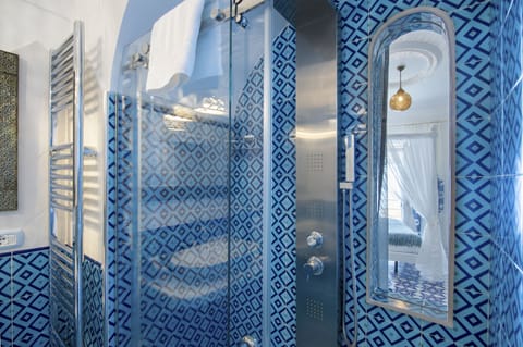 Junior Suite, Hot Tub | Bathroom | Shower, free toiletries, hair dryer, slippers