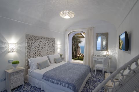 Junior Suite, Hot Tub | Premium bedding, minibar, in-room safe, individually decorated