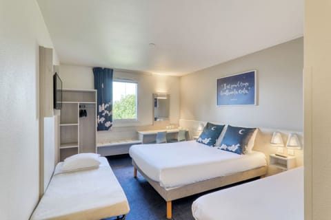 Triple Room + extra bed | Individually decorated, individually furnished, desk, blackout drapes