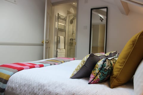 Double Room (Alfox Den) | Iron/ironing board, free cribs/infant beds, free WiFi