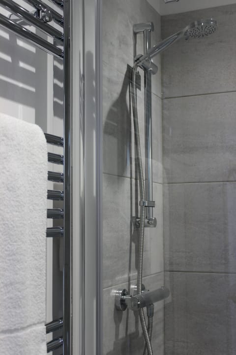 Double Room (Alfox Den) | Bathroom | Shower, free toiletries, towels