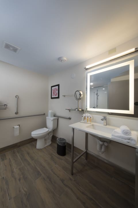 Combined shower/tub, designer toiletries, hair dryer, towels