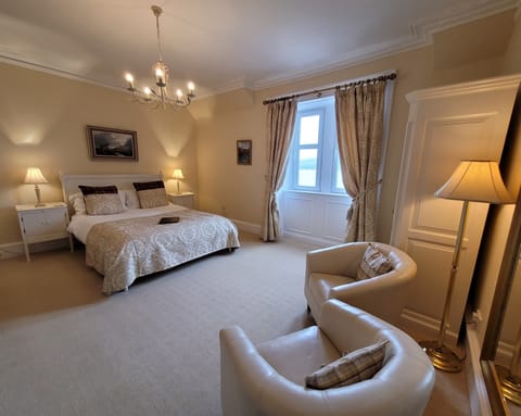 Suite, Lake View (Strathmore Suite) | Egyptian cotton sheets, premium bedding, individually decorated