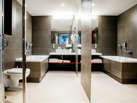 Studio Suite, 1 Queen Bed, Bathtub | Bathroom | Free toiletries, hair dryer, towels