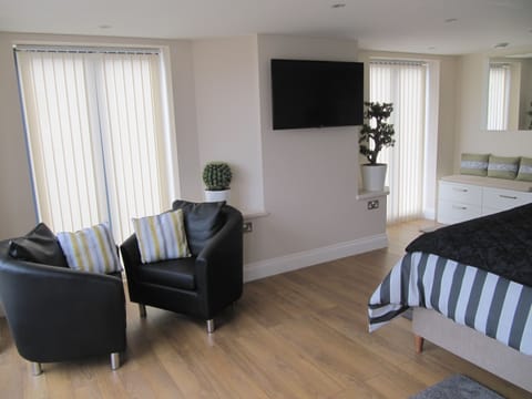 Double Room (Seaview) | Blackout drapes, iron/ironing board, WiFi, bed sheets