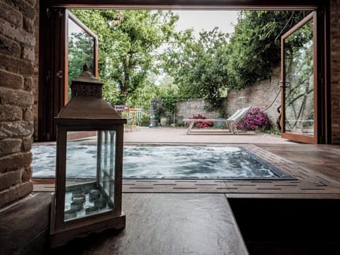Sauna, hot tub