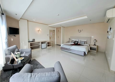 Junior Double Room | Desk, free WiFi, bed sheets