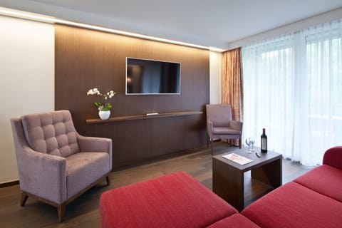 Suite Parc (Wellness & Fitness Access) | Living area | TV