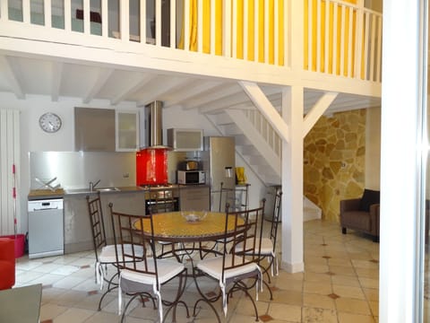 Apartment (Magnolia) | Private kitchen | Fridge, microwave, oven, stovetop