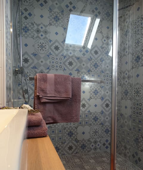Deluxe Double Room (Chambre d'Athanase) | Bathroom | Shower, free toiletries, hair dryer, towels