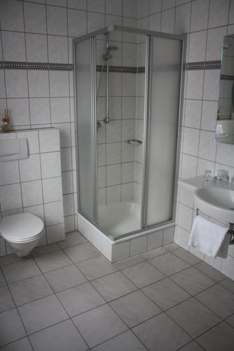 Double Room | Bathroom | Shower, free toiletries, hair dryer, towels