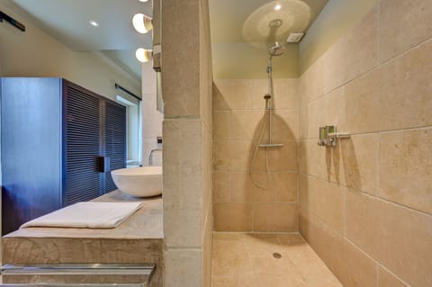 Premium Double Room | Bathroom | Towels