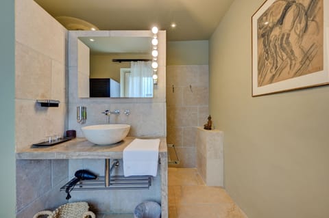 Premium Double Room | Bathroom | Towels