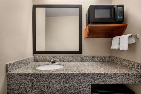 Combined shower/tub, hair dryer, towels