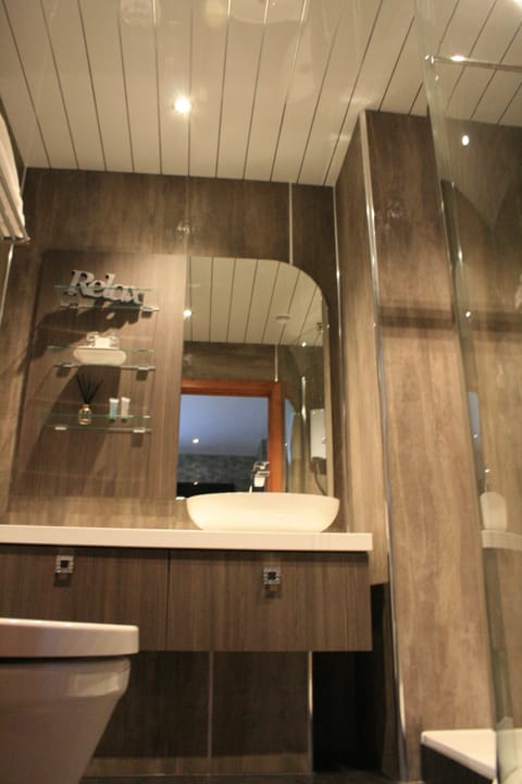 Superior Double Room | Bathroom shower