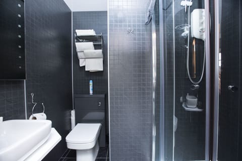 Deluxe Double Room, Sea View | Bathroom | Shower, free toiletries, hair dryer, towels