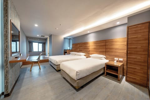 Deluxe Triple Room | Down comforters, free minibar, in-room safe, desk