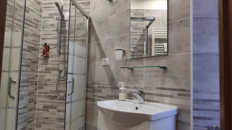 Single Room, Ensuite (Roverella) | Bathroom | Shower, free toiletries, hair dryer, bidet