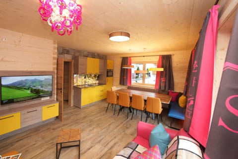 Executive Suite, 4 Bedrooms, Mountain View, Mountainside | Living area | Flat-screen TV