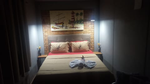 Standard Room, 1 Queen Bed | Minibar, blackout drapes, soundproofing, free WiFi