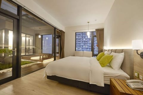 Grand Room, 2 Bedrooms, Courtyard View, Garden Area | Premium bedding, down comforters, memory foam beds, blackout drapes
