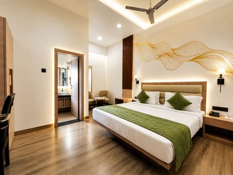 Club Double Room, 1 Double Bed | Minibar, in-room safe, soundproofing, iron/ironing board (on request)