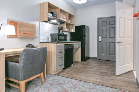 Studio Suite, 1 Queen Bed, Accessible Bathtub (Mobility) | Premium bedding, in-room safe, desk, iron/ironing board