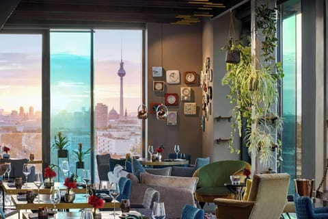 3 restaurants; breakfast, lunch, and dinner served