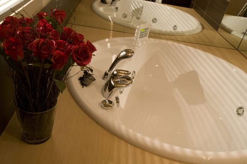 Junior Suite, 1 King Bed, Hot Tub | Bathroom | Free toiletries, hair dryer, slippers, bidet