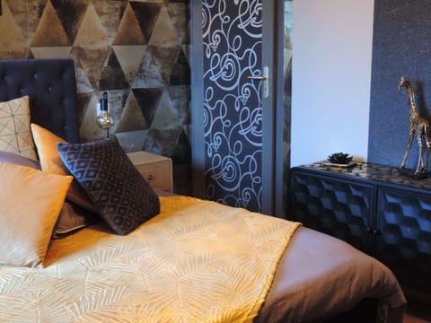 Double Room (Pivoine) | 1 bedroom, individually decorated, individually furnished, desk