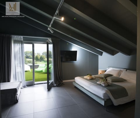 Luxury Suite, 1 Queen Bed, Non Smoking, Mountain View | Premium bedding, minibar, soundproofing, free WiFi