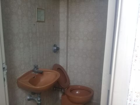 Shower, rainfall showerhead, free toiletries, towels