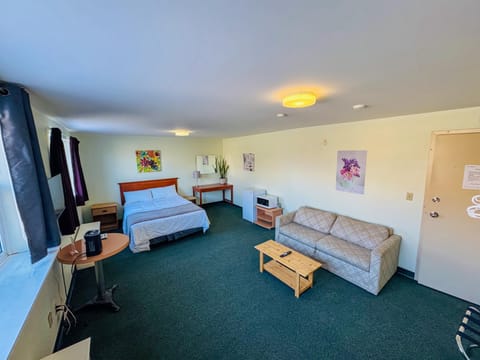 Basic Room, Queen Bed and Futon | WiFi (free), bed sheets